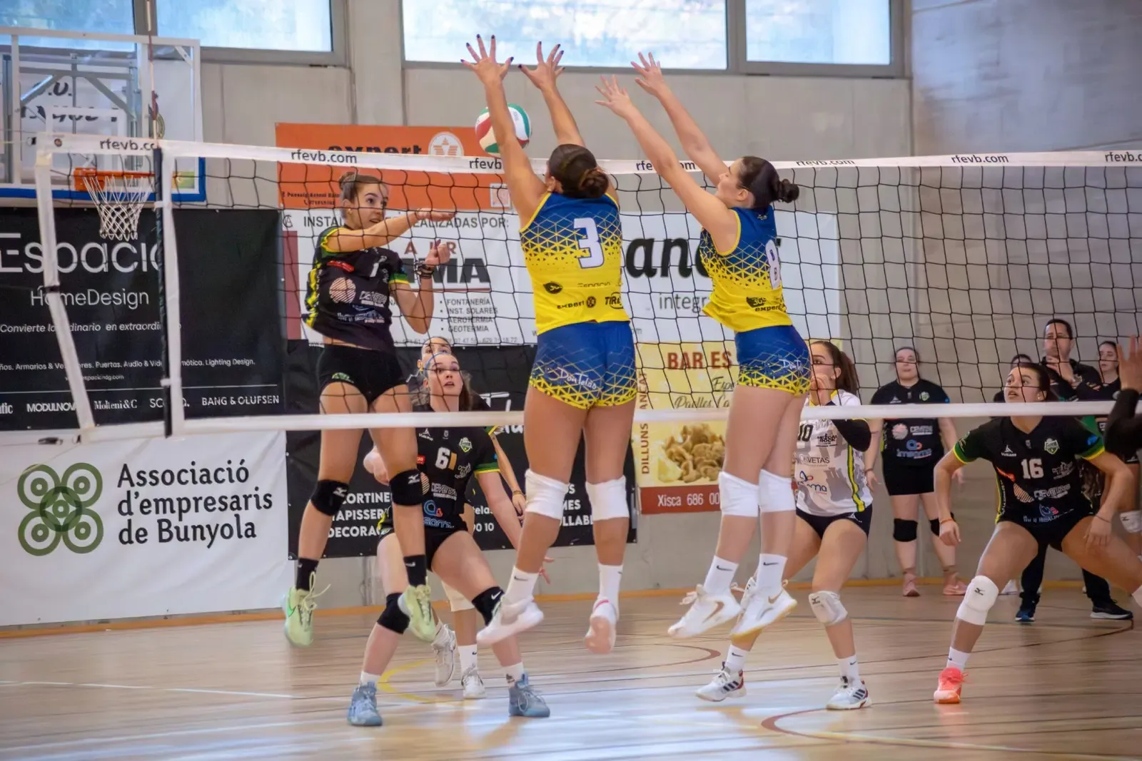 Doble bloqueo en un partido del Club Volei Bunyola